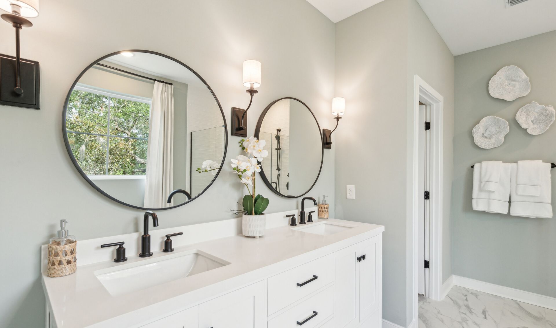 Primary bath with matte black hardware & fixtures