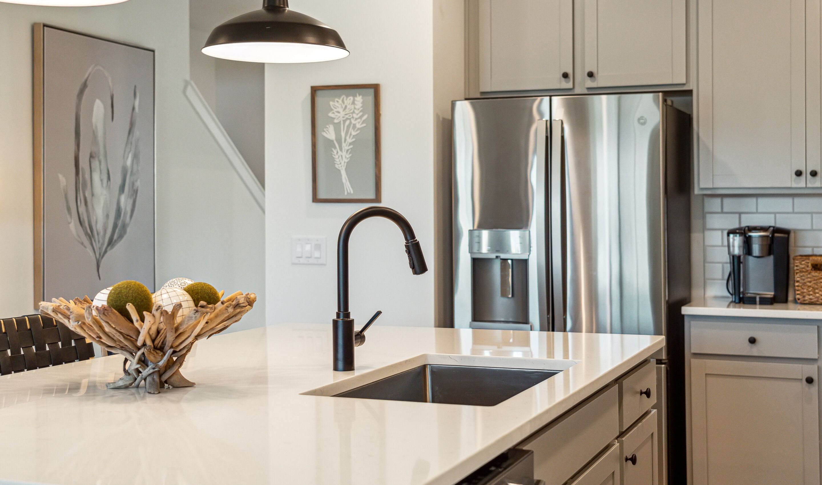 Kitchen with matte black hardware & fixtures