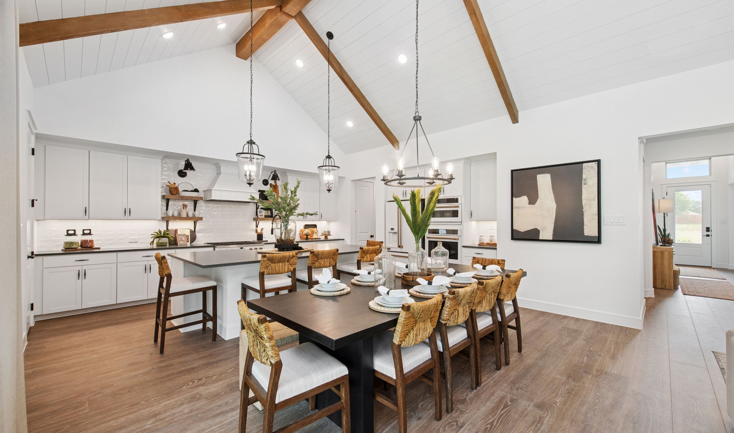 Dining area adjacent from kitchen