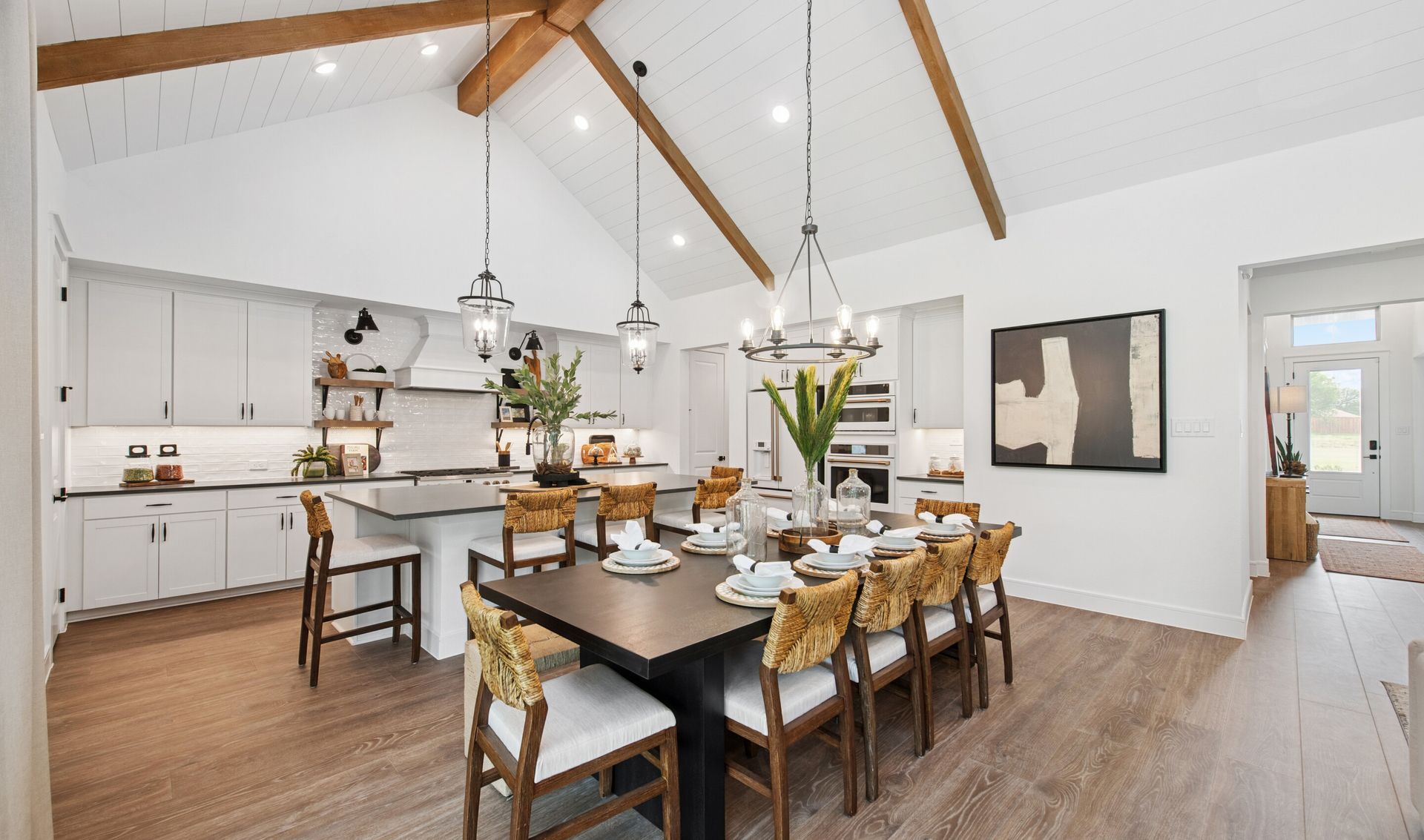 Dining area adjacent from kitchen