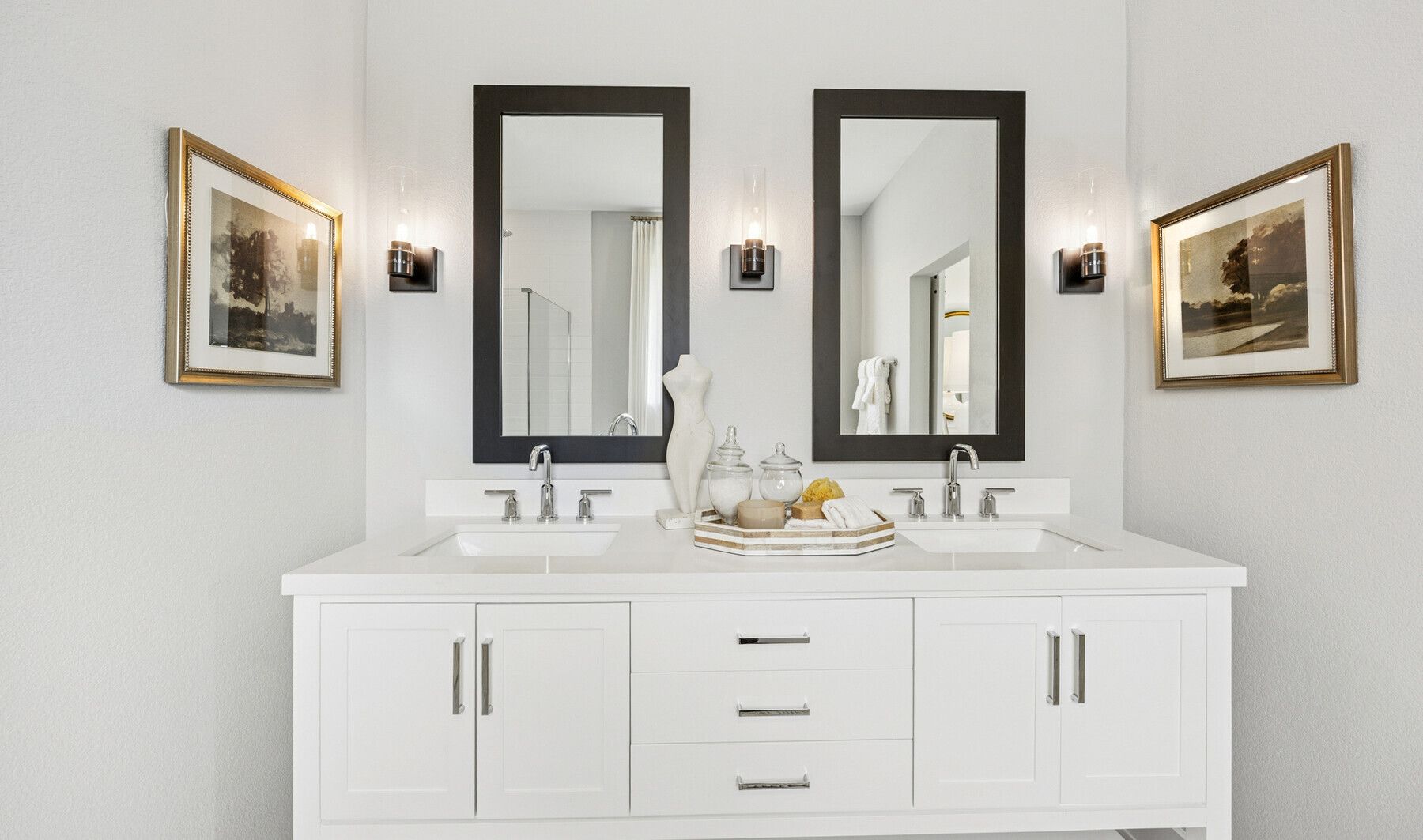Primary bath with dual sinks