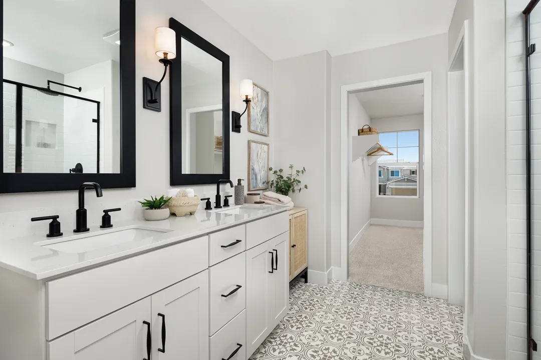 Primary bath with dual sinks