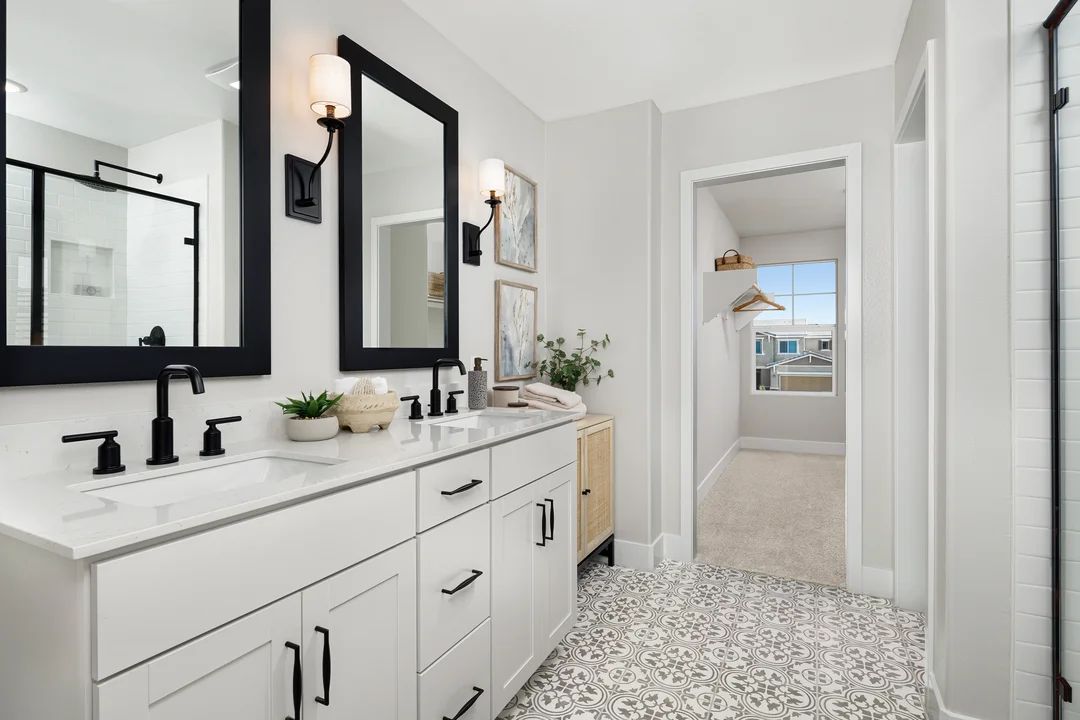 Primary bath with dual sinks
