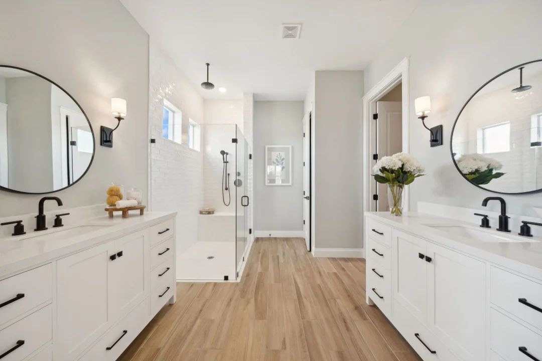Dual vanities in primary bath