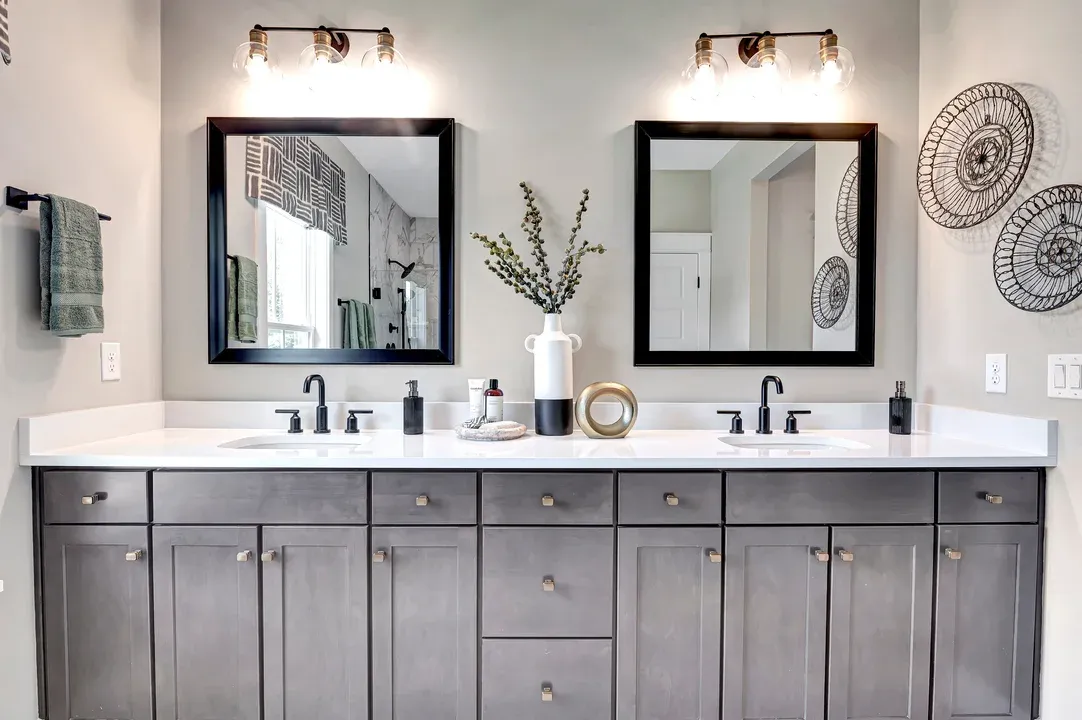 Primary bath with dual sinks