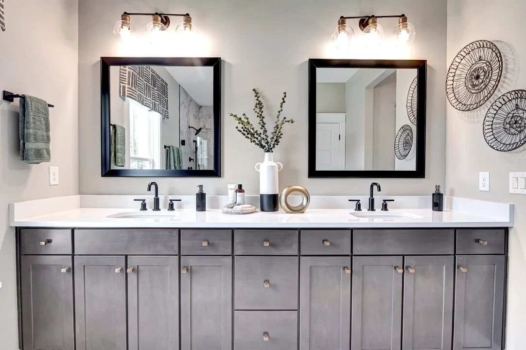 Primary bath with dual sinks