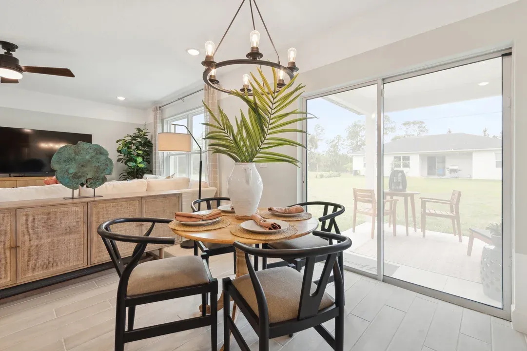 Dining area with sliding door to lanai