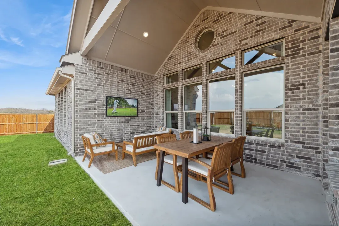 Covered patio with vaulted ceiling