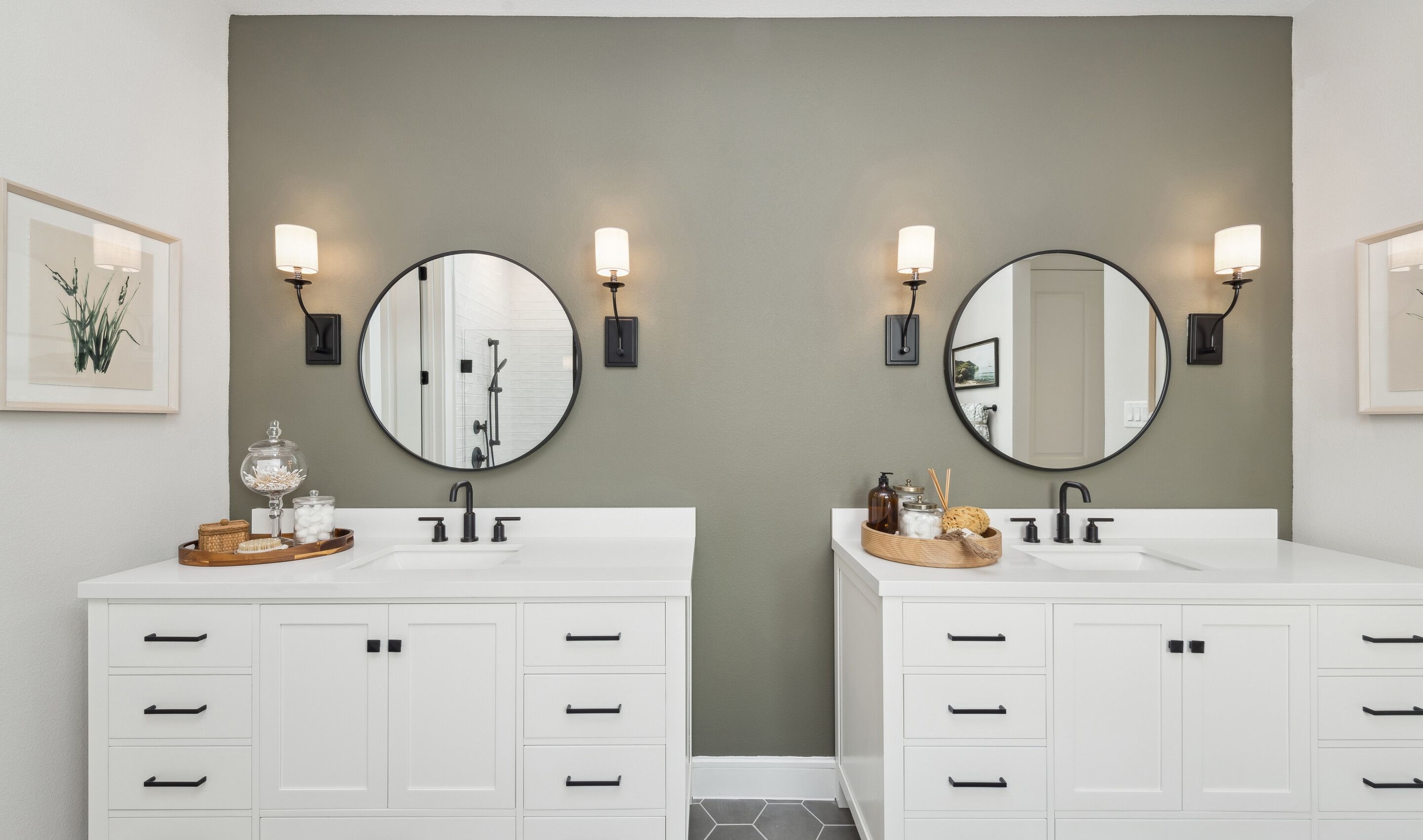 Dual freestanding vanities in primary bath