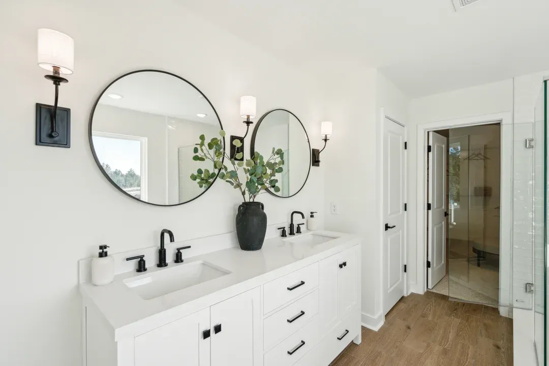 Primary bath with dual sinks