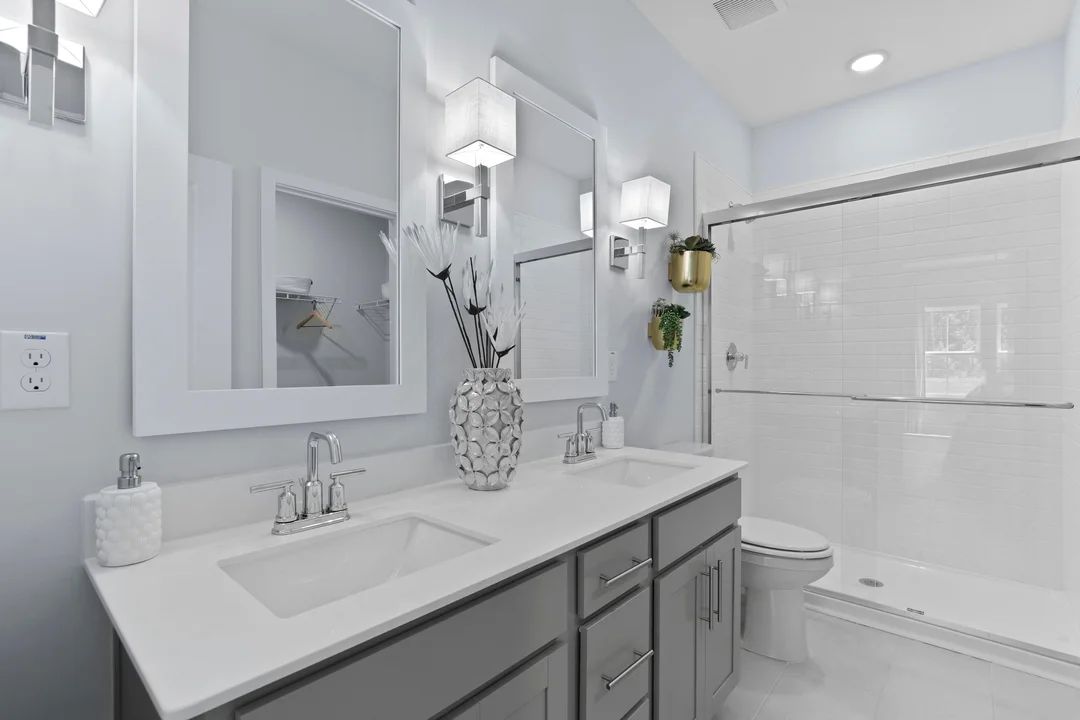 Primary bath with dual sinks