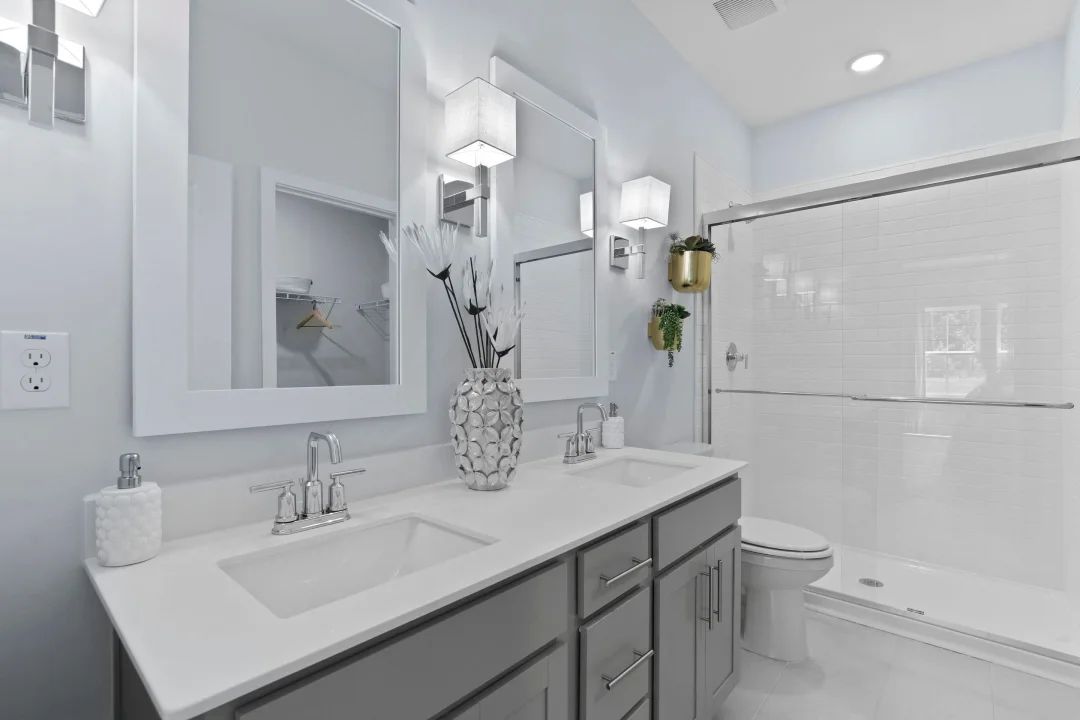 Primary bath with dual sinks