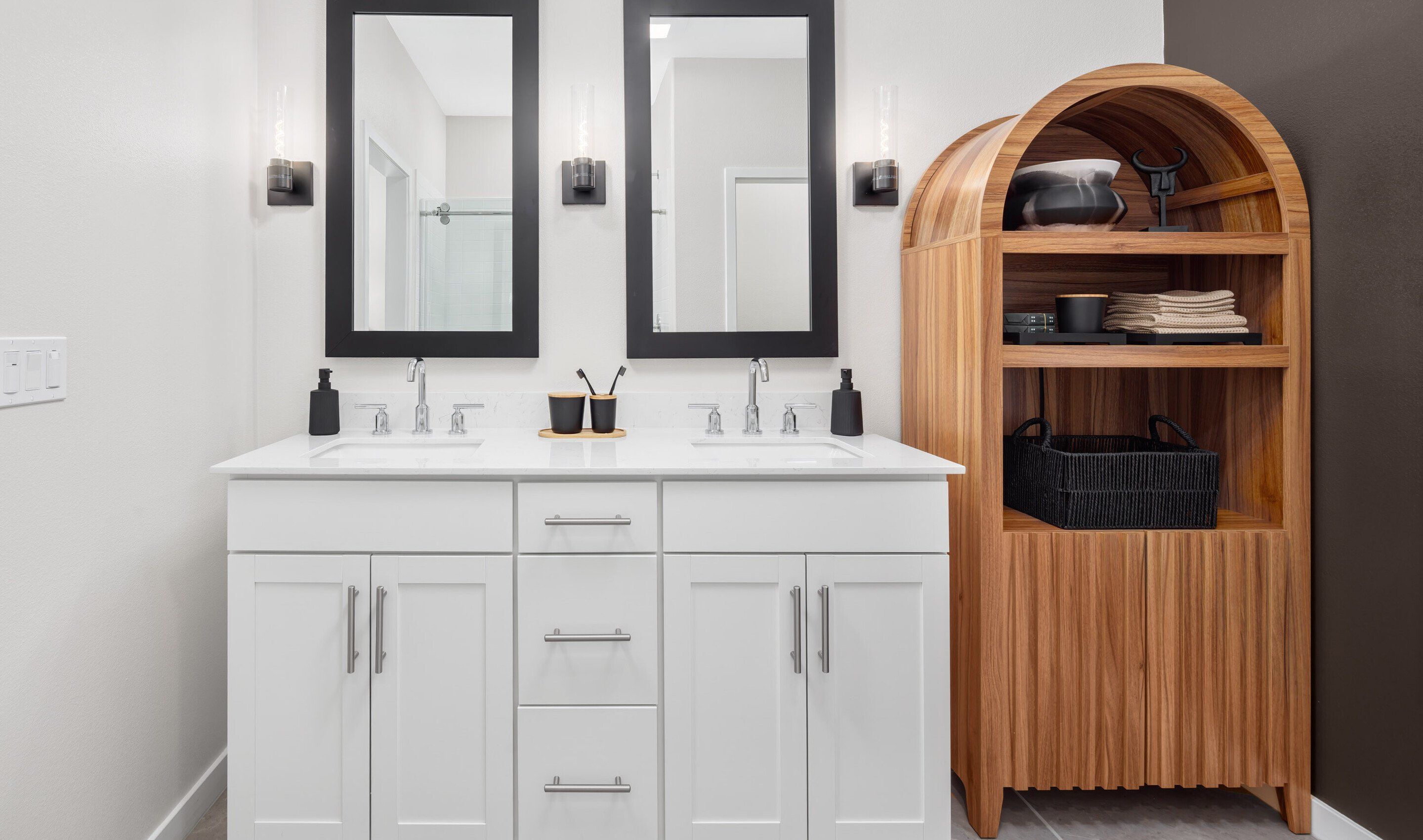 Primary bath with dual sinks