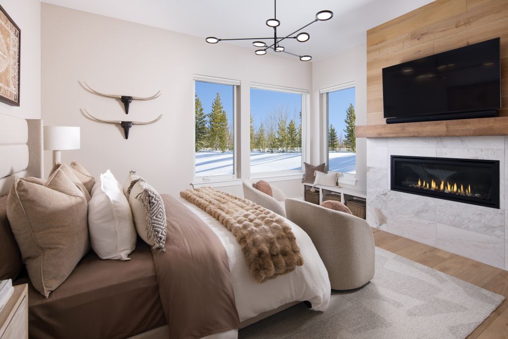 The Hummingbird offers 3 bedrooms and 3.5 baths with an optional 4th bedroom. Two family rooms and two primary suites provide flexible living, while upper and lower decks embrace the beauty of mountain living.