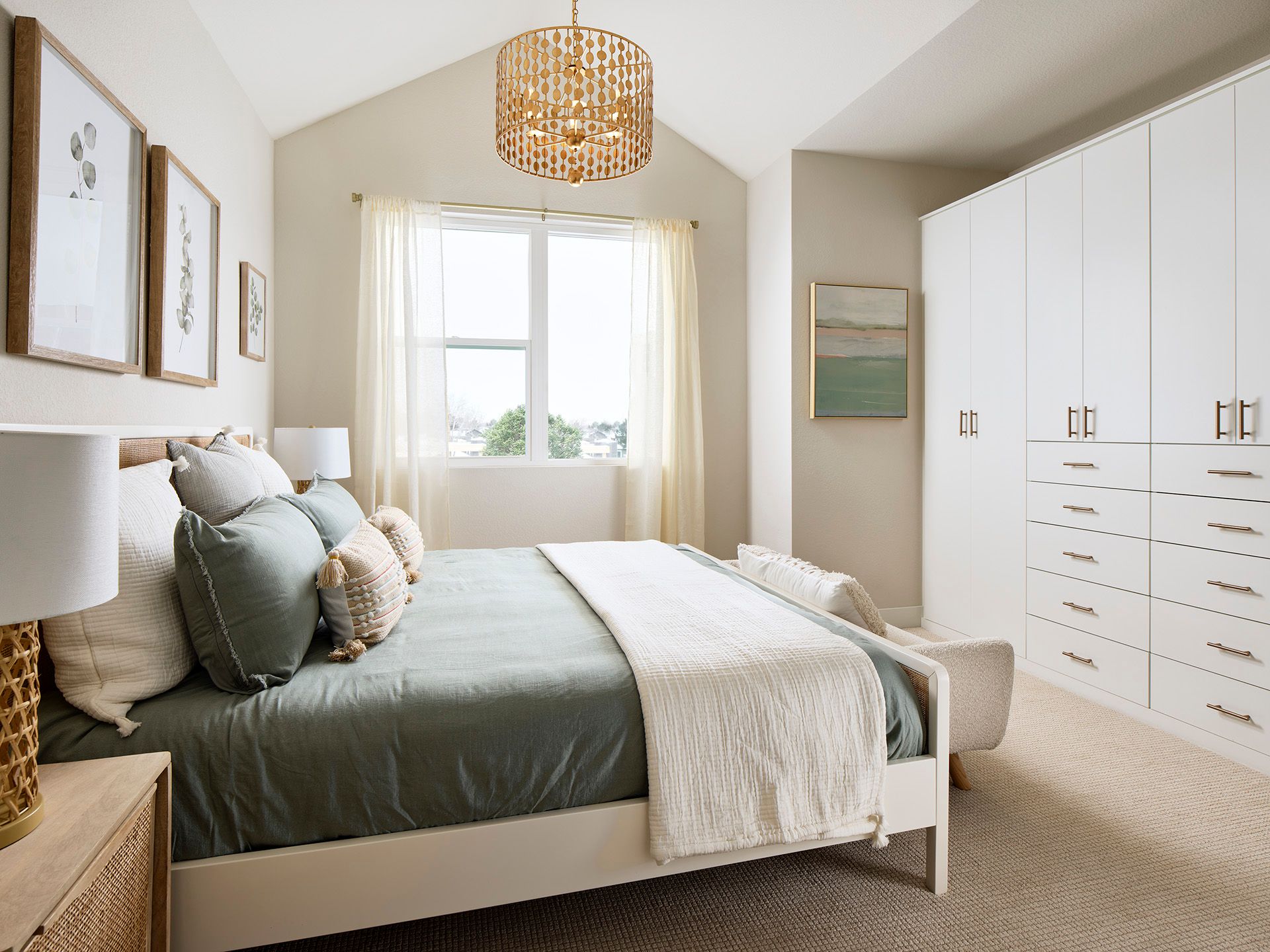 Primary bedroom w/vaulted ceiling