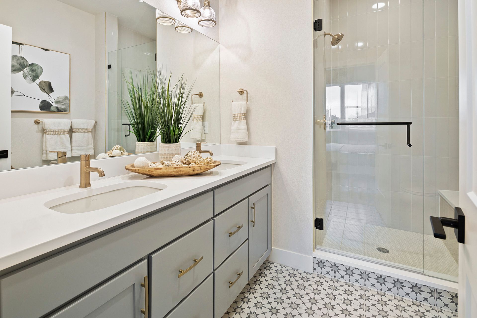 Primary bath w/dual vanity and shower w/bench