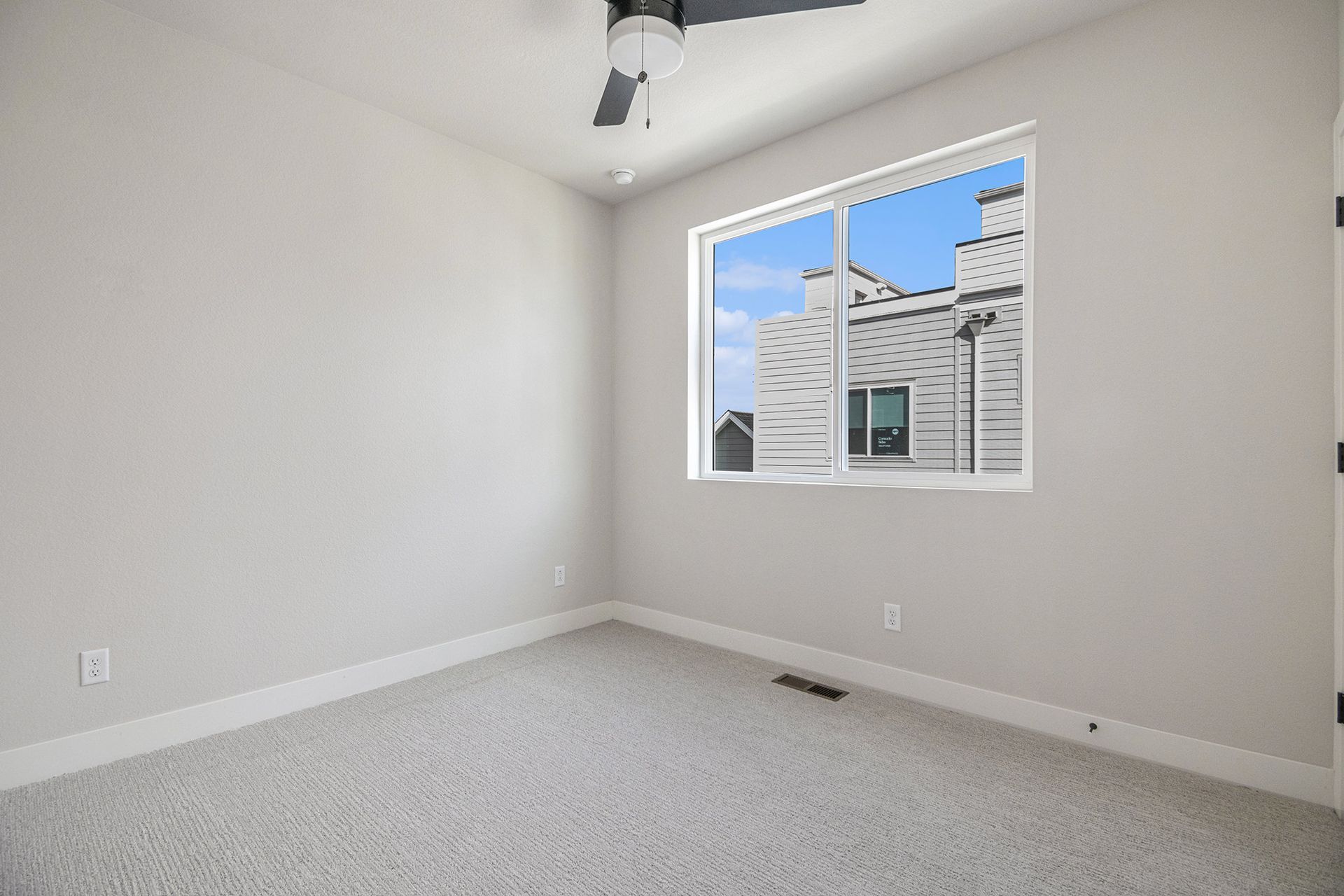 Second bedroom suite