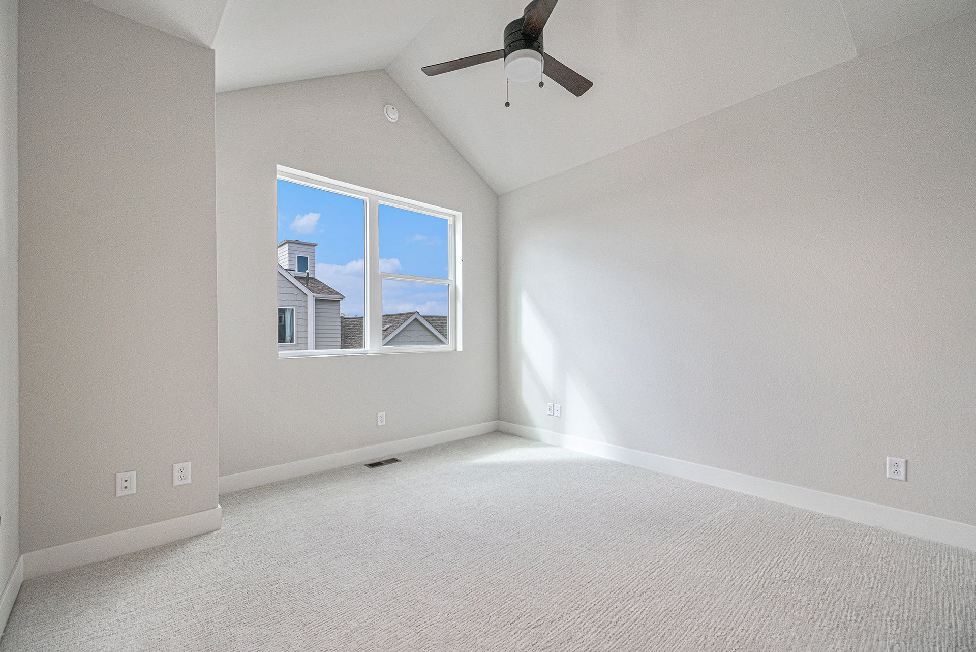 Primary bedroom w/vaulted ceiling