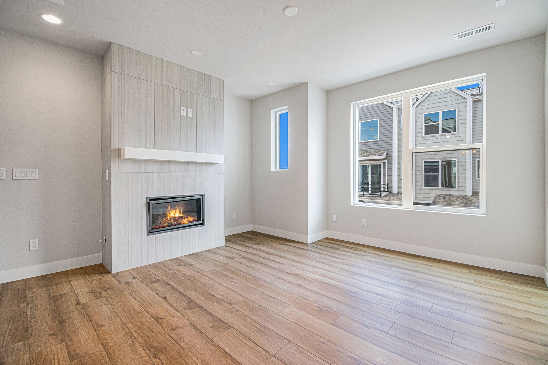 Living room w/gas fireplace