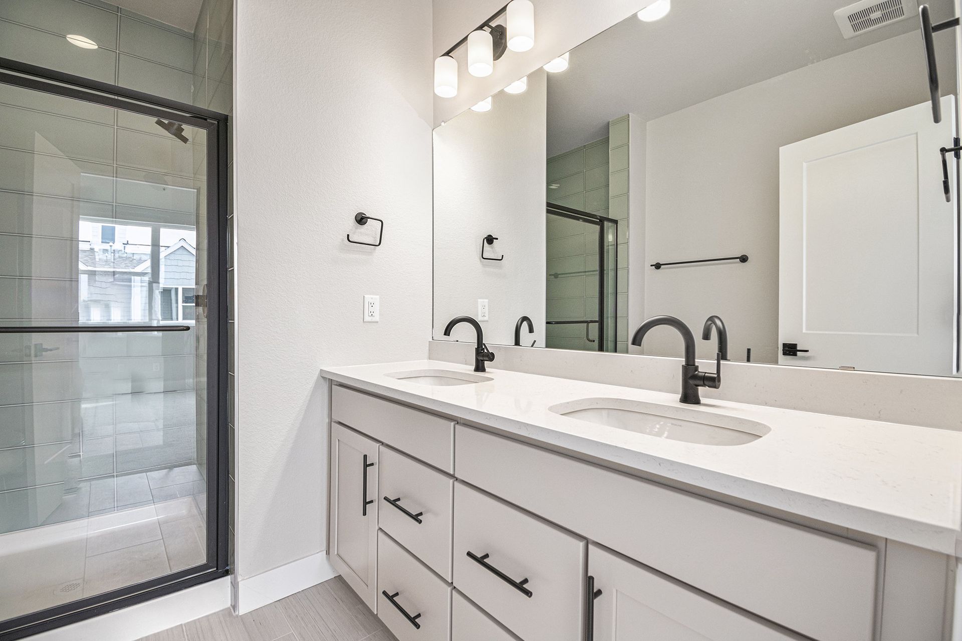 Primary bath w/dual vanity and shower w/bench