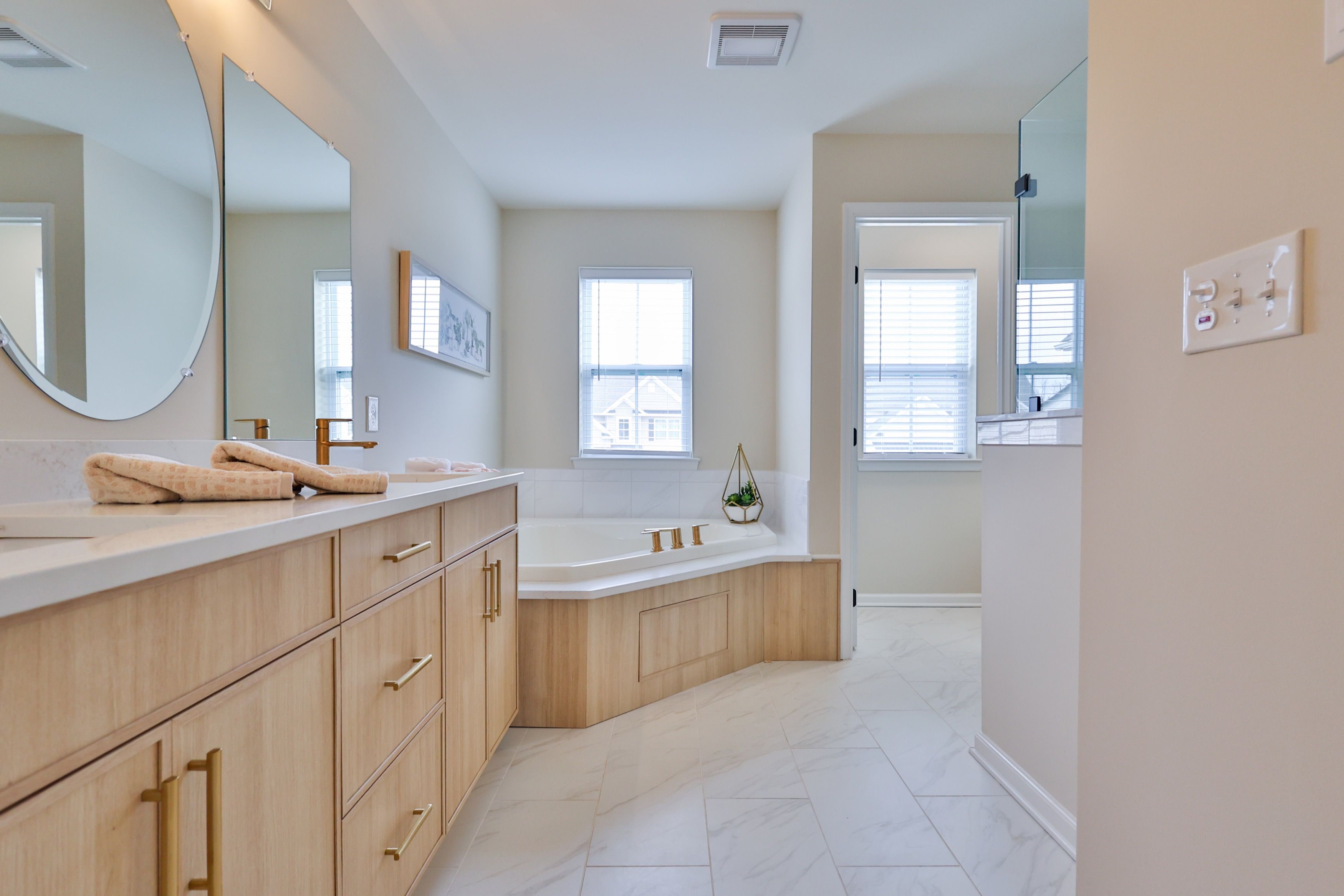 Owner's Suite Bath, Sierra Model - Twin Run