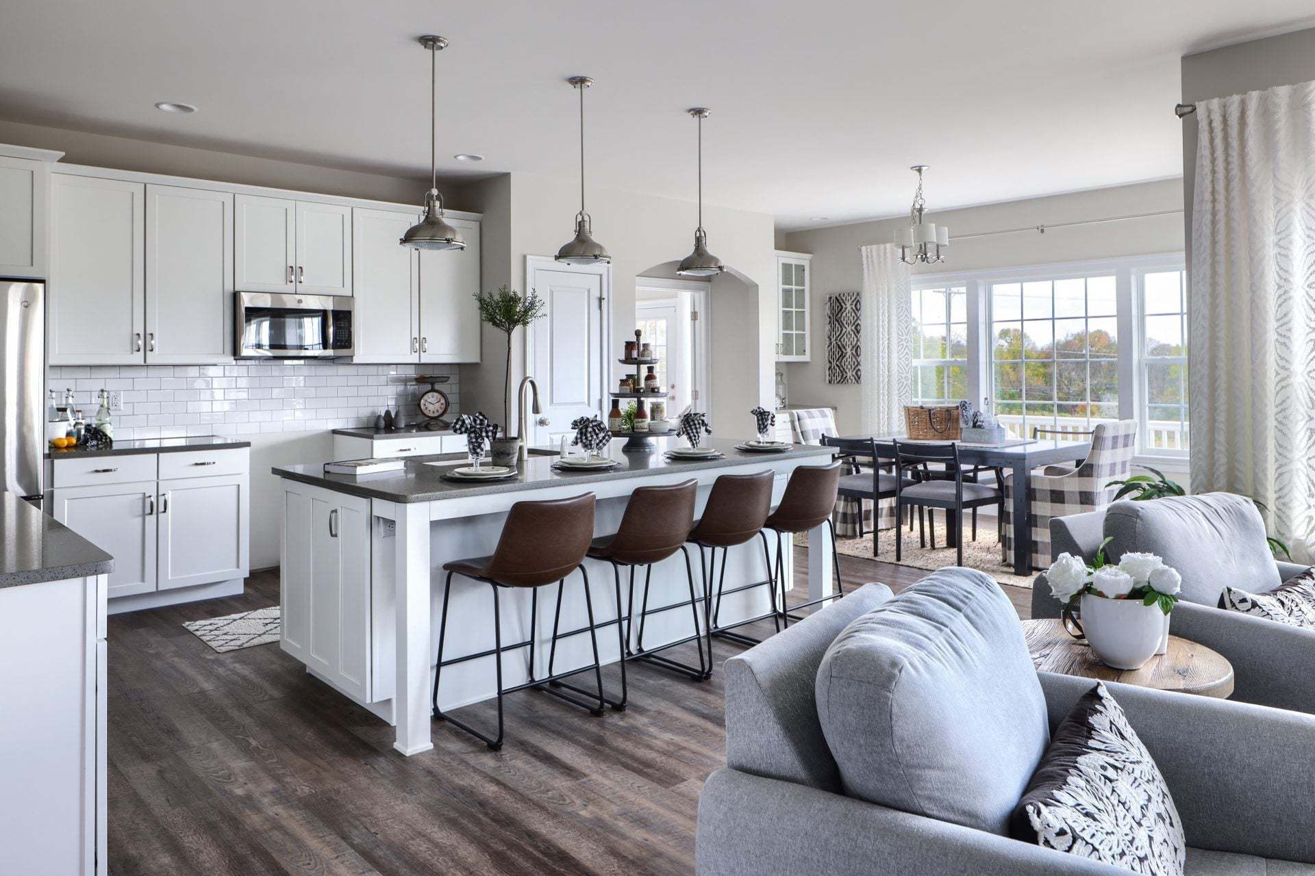 Classic Kitchen & Breakfast Area