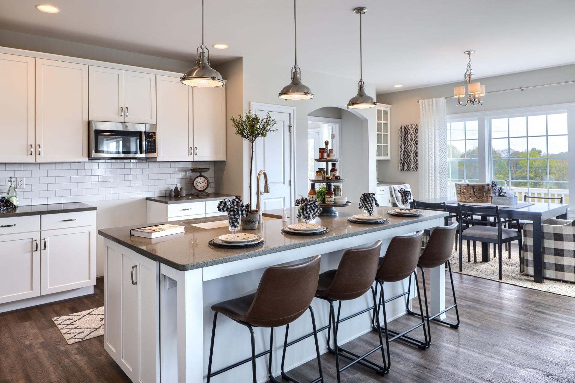Classic Kitchen & Breakfast Area