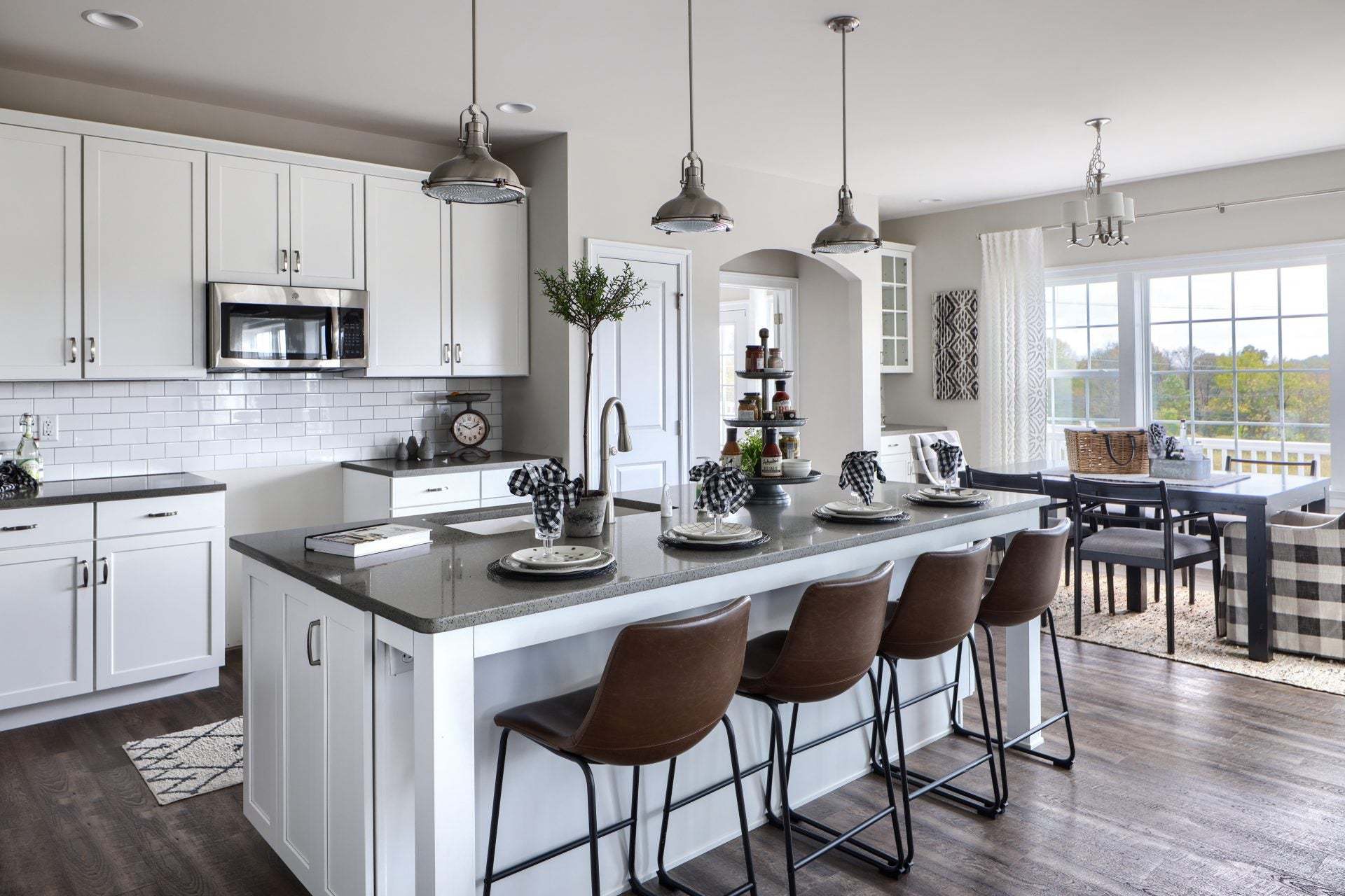 Classic Kitchen & Breakfast Area