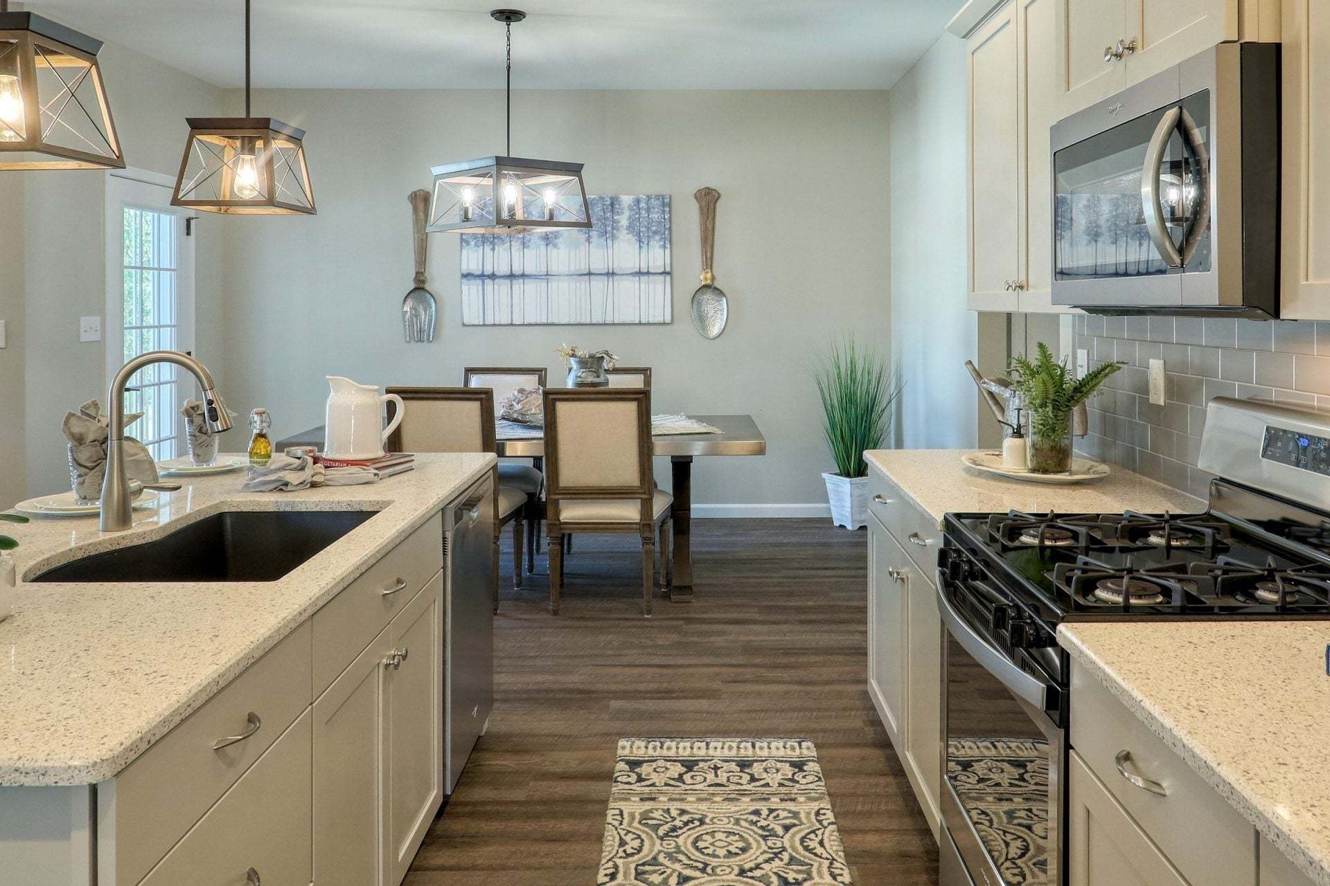 Classic Kitchen & Breakfast Area