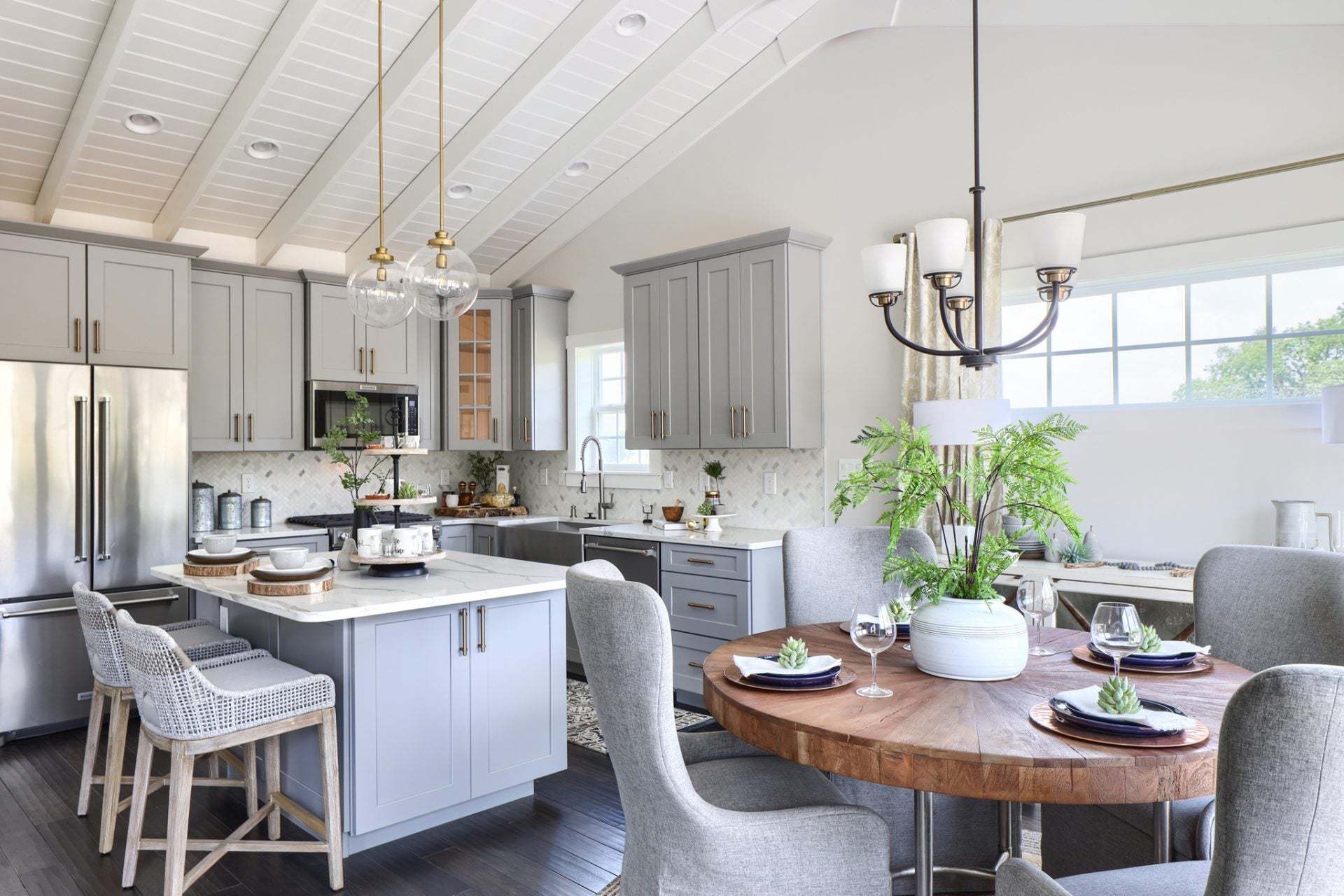 Dining Area & Classic Kitchen