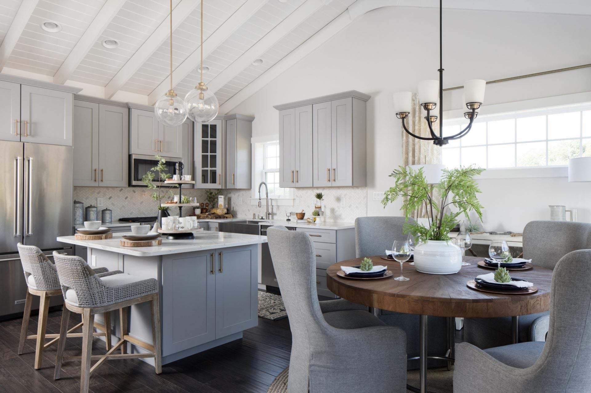 Dining Area & Classic Kitchen