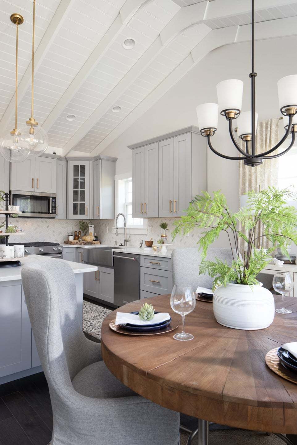 Dining Area & Classic Kitchen