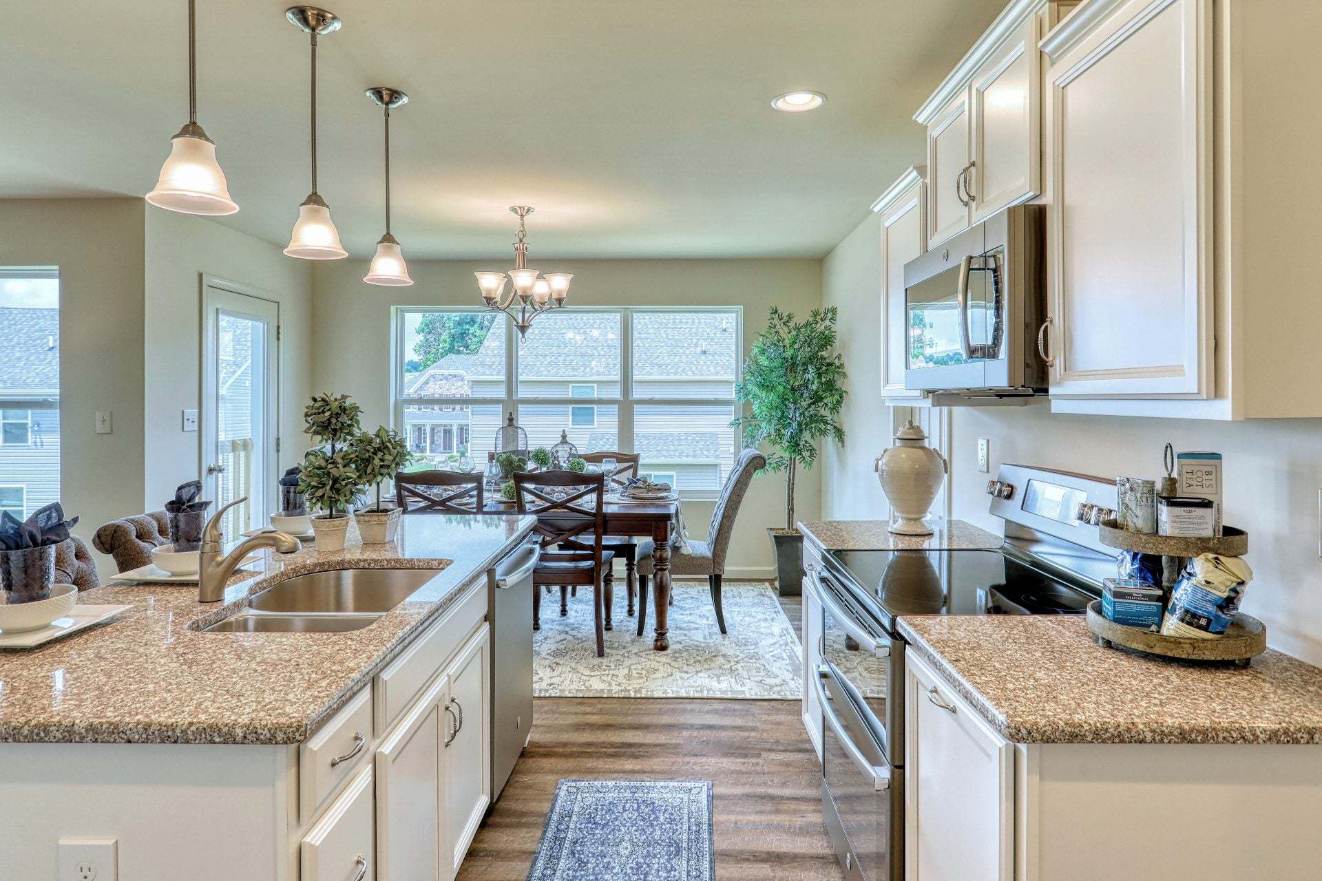 Kitchen/ Dining Room