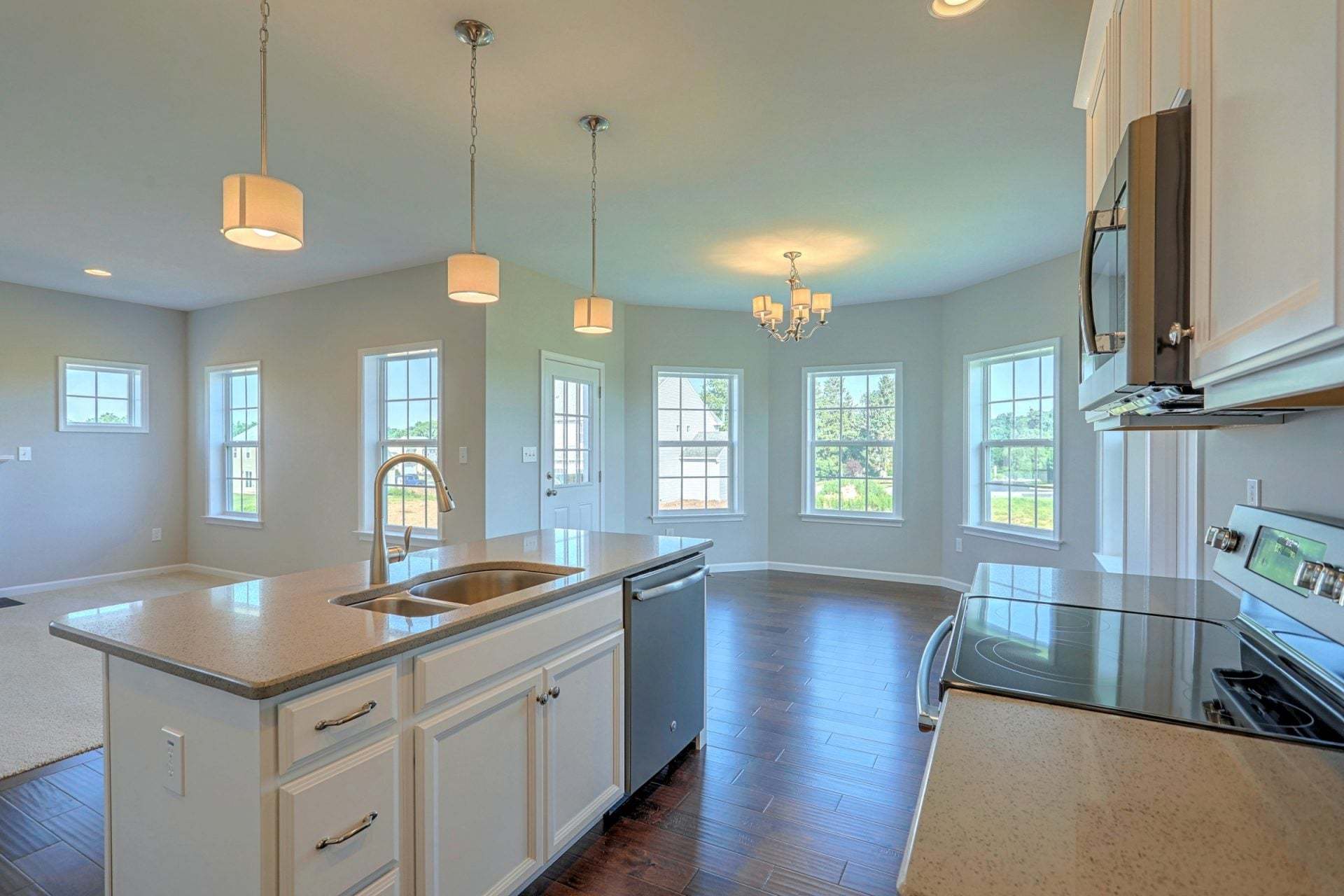 Classic Kitchen & Breakfast Area