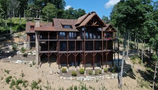 The Lodges at Eagles Nest por Kidder Construction en Hickory North Carolina