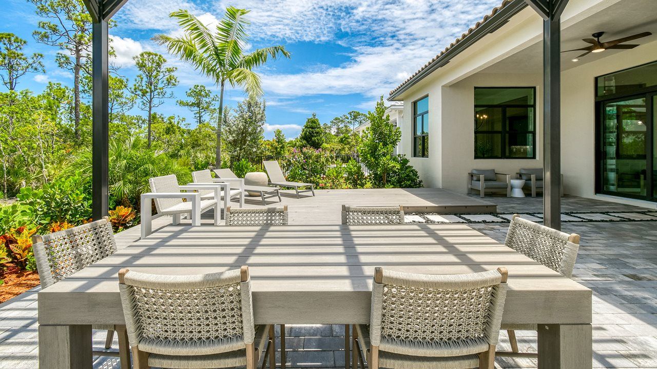 Riley Model | Backyard