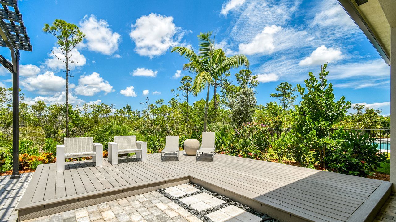 Riley Model | Backyard