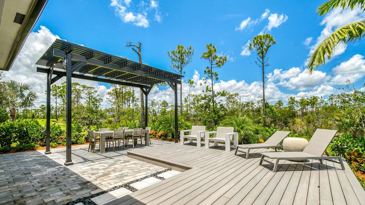 Riley Model | Backyard