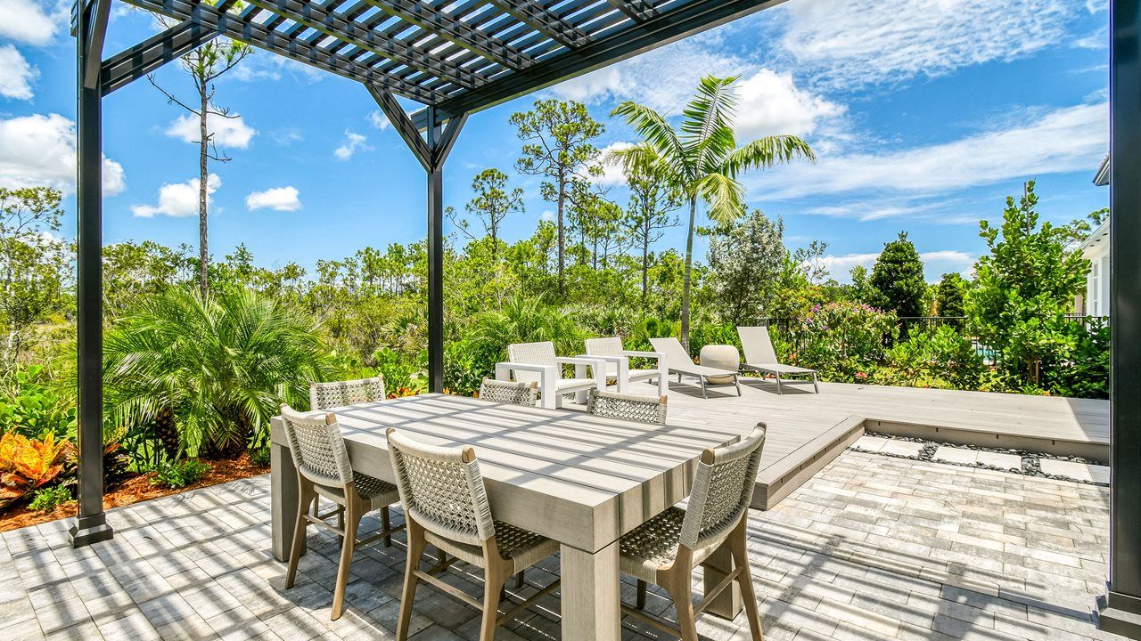 Riley Model | Backyard