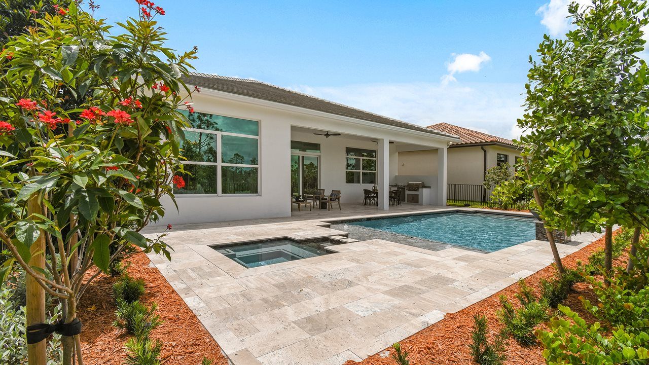 Paige Model | Rear Exterior