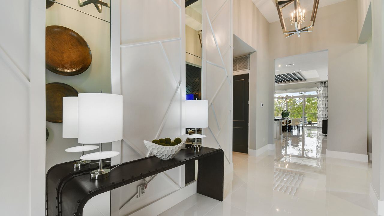 Paige Model | Foyer
