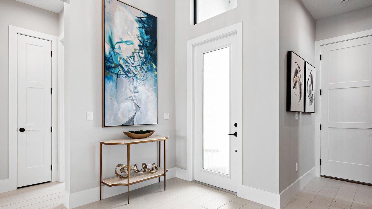 Leslie Model | Foyer