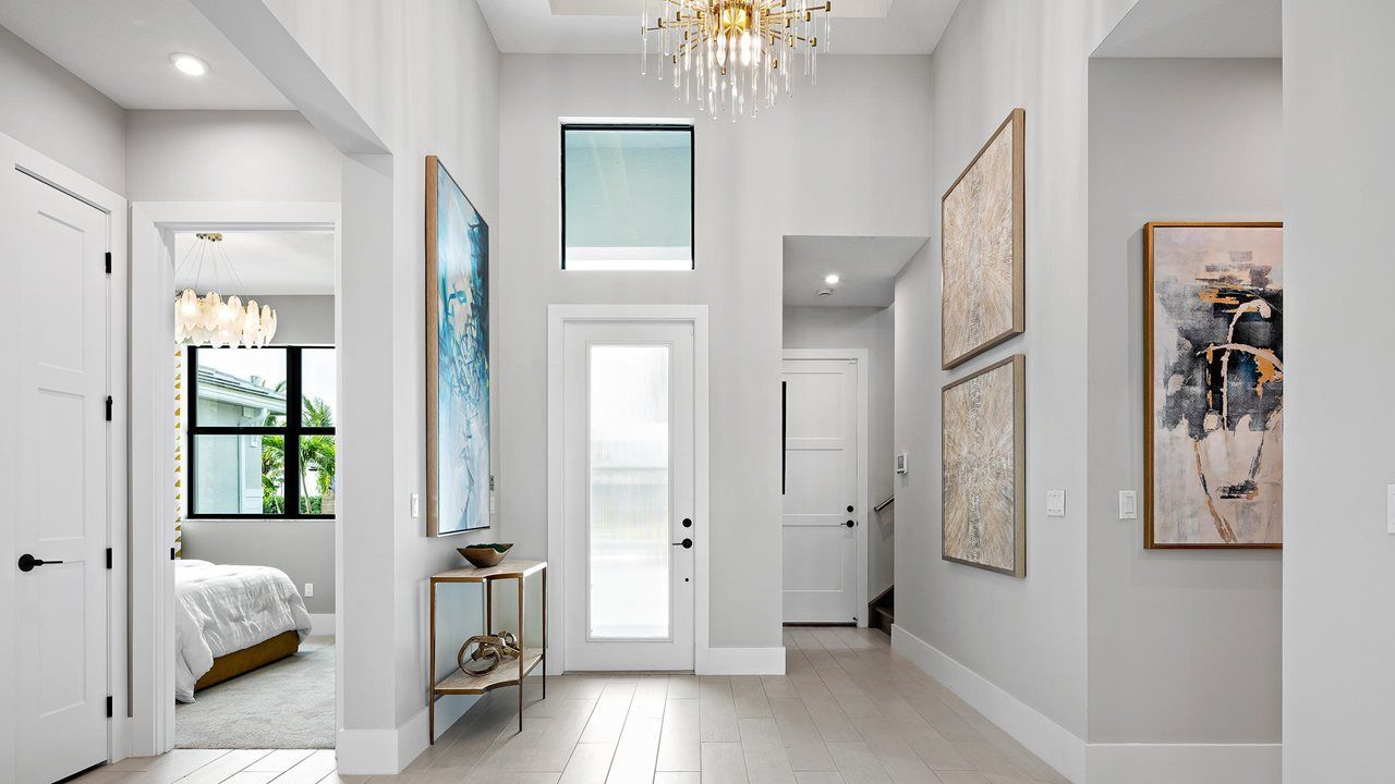 Leslie Model | Foyer