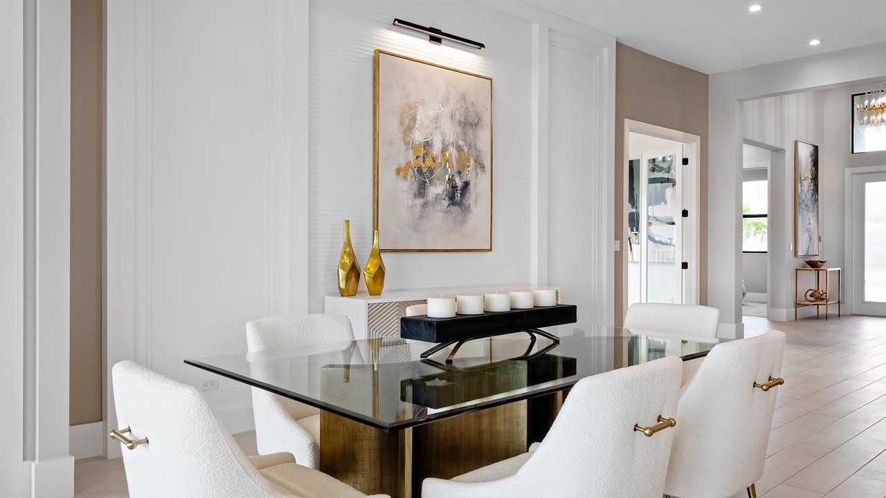 Leslie Model | Dining