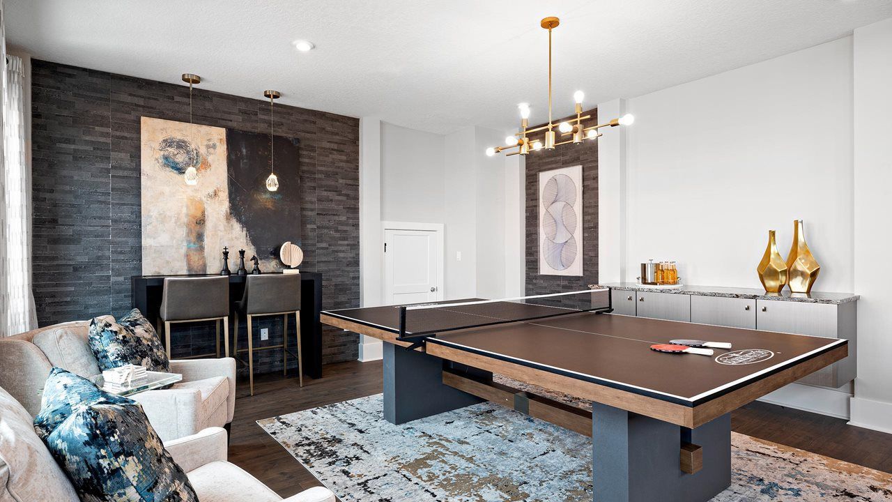 Leslie Model | Bonus Room