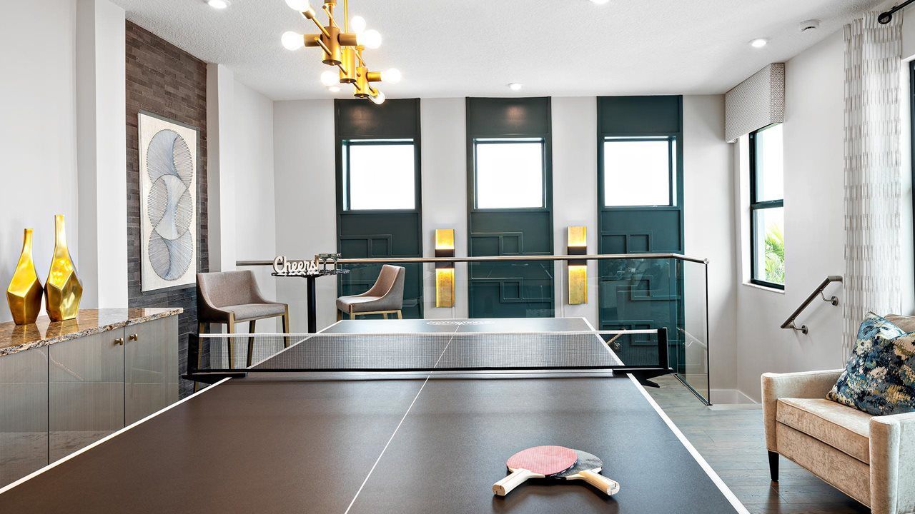 Leslie Model | Bonus Room
