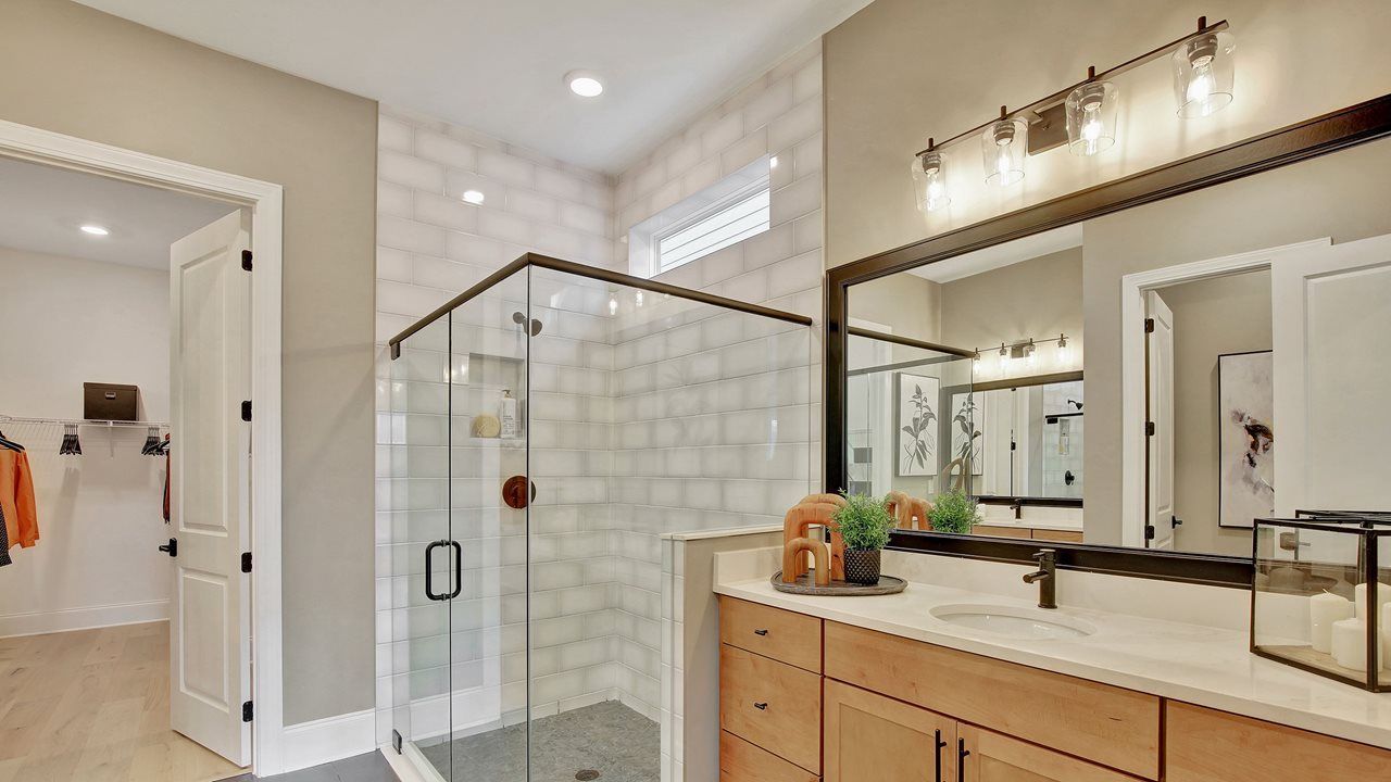 Madison Model |Owner's Bath