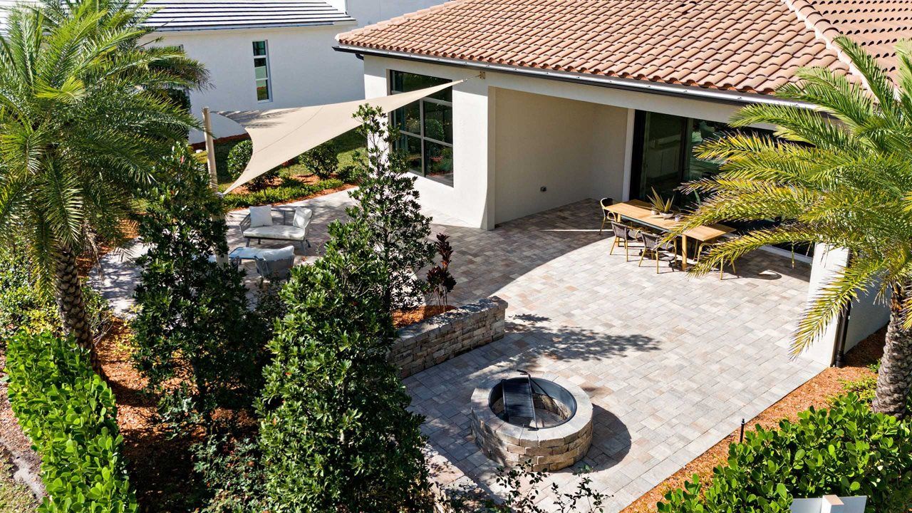 Julia Model | Rear Exterior