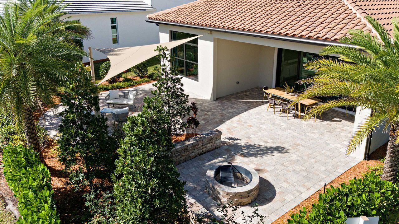 Julia Model | Rear Exterior
