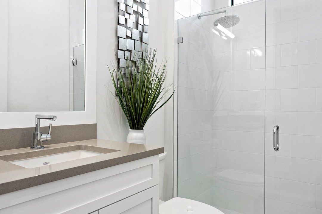 Julia Model | Secondary Bath